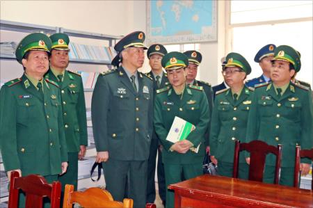 Đoàn Chiến khu miền Nam Quân Giải phóng nhân dân Trung Quốc thăm Học viện Biên phòng