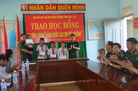 BĐBP Đăk Lăk tặng học bổng cho học sinh có hoàn cảnh đặc biệt khó khăn