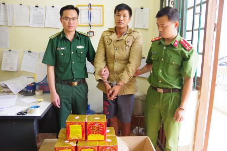 Bắt đối tượng vận chuyển pháo lậu qua biên giới