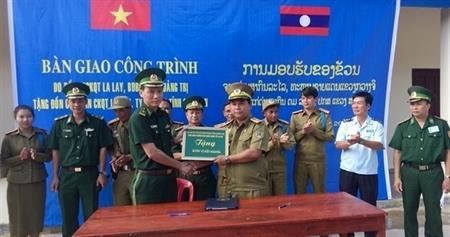 Bàn giao các công trình phục vụ sinh hoạt cho Đồn Công an CKQT La Lay, Lào