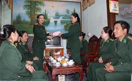 Đoàn Phụ nữ Quân đội tặng 700 suất quà cho phụ nữ thuộc đối tượng chính sách