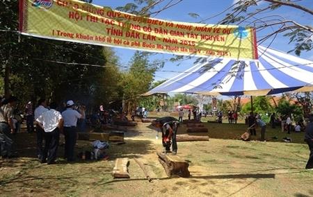 Hội thi tạc tượng gỗ dân gian Tây Nguyên năm 2015