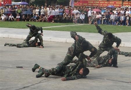BĐBP biểu diễn võ thuật, chó chiến đấu