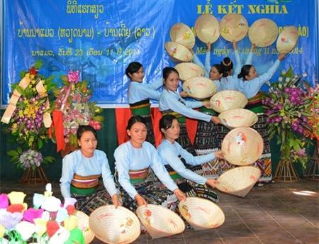 "Bát cơm sẻ nửa, hạt muối cắn đôi"