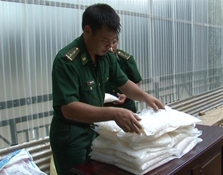 Thu giữ gần 30kg ma túy tổng hợp dạng đá
