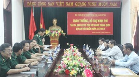 Trao thưởng Bằng khen và tiền hỗ trợ cho tàu cá cứu vớt 1 ngư dân Trung Quốc bị nạn