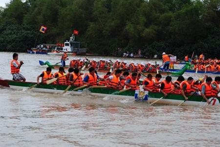 Tưng bừng lễ hội mừng xuân trên sông Đà Rằng