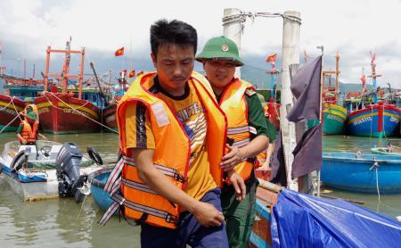 BĐBP Quảng Bình tiếp nhận 6 ngư dân bị chìm tàu trên biển