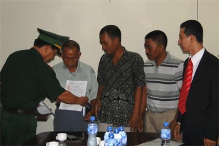 Phú Yên: Bàn giao 3 công dân người Indonesia bị nạn trên biển cho Đại sứ quán nước này