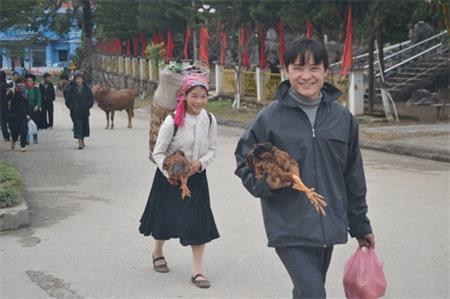 Phiên chợ ăm ắp tình người