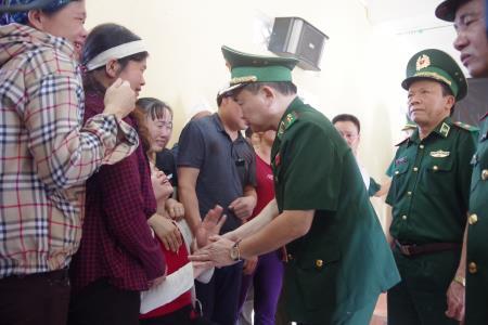 Nhận đỡ đầu 2 con nhỏ của sĩ quan Biên phòng hi sinh khi làm nhiệm vụ