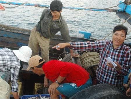 Nữ ngư dân hăng say làm từ thiện