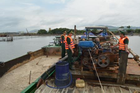 Tạm giữ 2 phương tiện khai thác cát trái phép trên sông Mỏ Nhát