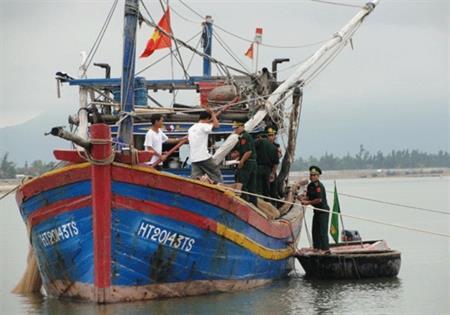 Quân - dân miền Trung cùng sát cánh đối phó với bão số 8