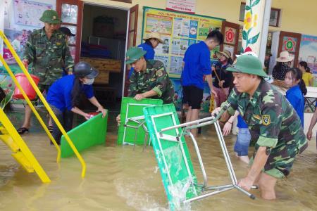 Tiếp tục tăng cường lực lượng giúp dân khắc phục hậu quả lũ lụt