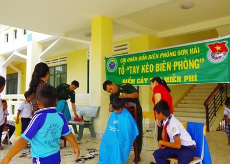 Cắt tóc miễn phí cho các em học sinh
