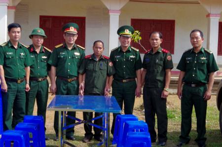 Đồn BPCK A Đớt tặng quà Đại đội Bảo vệ biên giới 531, Lào