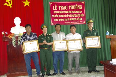 UBND tỉnh Ninh Thuận khen thưởng Đồn BP Cà Ná và ngư dân cứu tàu cá bị nạn