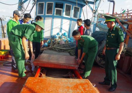 Bắt quả tang 3 phương tiện mua bán dầu trái phép trên biển