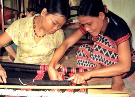 Người “giữ men” thổ cẩm