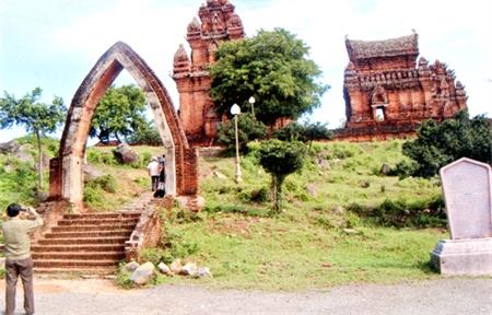 Kiến trúc và điêu khắc dân tộc Chăm