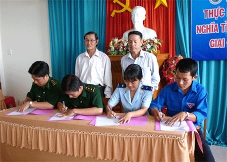 An Giang: Ký kết nghĩa thực hiện chương trình nghĩa tình biên giới, hải đảo giai đoạn 2012-2017