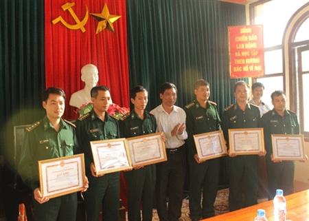 Khen thưởng đột xuất các đơn vị lập thành tích xuất sắc trong phòng, chống bão số 14