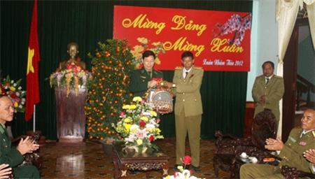 Đoàn cán bộ Ty An ninh Tỉnh Sa Vẳn Na Khệt – Lào thăm và chúc Tết cán bộ, chiến sỹ BĐBP Quảng Trị