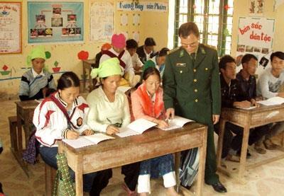 Chủ tịch Thào Mí Chơ đi học