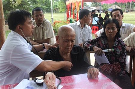Tuyên truyền phòng chống tội phạm ma túy, khám bệnh cho dân Campuchia