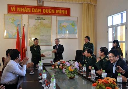 Gần một tỉ đồng tặng cán bộ, chiến sĩ BĐBP và đồng bào biên giới