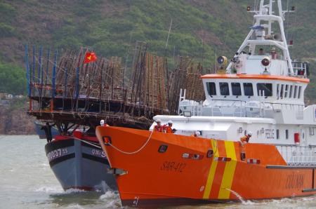 Tàu SAR 412 đưa 40 thuyền viên gặp nạn vào bờ