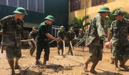 Ấm tình quân dân trong mưa lũ