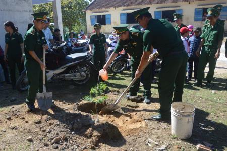 Bàn giao công trình quotSân trường cho emquot cho học sinh Vũng Rô