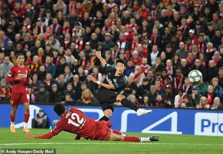 Liverpool và Barcelona nhọc nhằn đánh bại đối thủ trên sân nhà