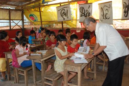 Ông giáo già và lớp học tình thương