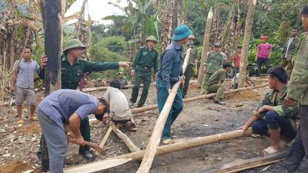 Đồn Biên phòng Mỹ Lý giúp dân dựng lại nhà