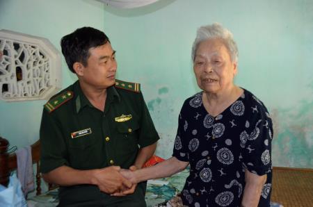 Chiếc đài của mẹ và câu chuyện về người con anh hùng