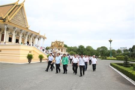 Đoàn đại biểu cấp cao BĐBP thăm các di tích lịch sử tại thủ đô Phnôm Pênh, Cam-pu-chia