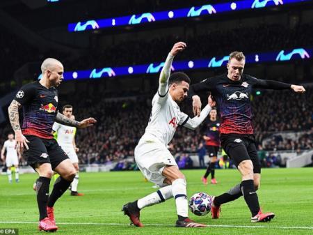 Tottenham thua trên sân nhà, Atalanta đặt một chân vào Tứ kết