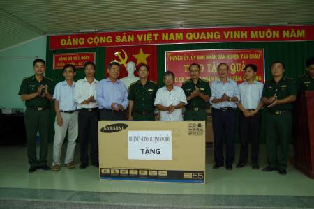 Huyện Tân Châu tặng các thiết bị văn phòng cho BĐBP Tây Ninh