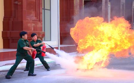 Cơ quan Bộ Tư lệnh BĐBP luyện tập phòng chống cháy, nổ