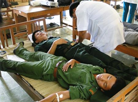 Thanh niên Đồn BP Kiểng Phước hiến máu nhân đạo