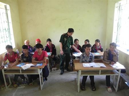 Lính "quân hàm xanh" xóa mù chữ ở Suối Tút