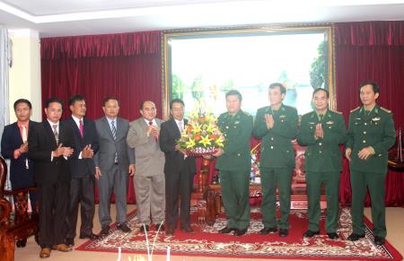 Công an tỉnh Khăm Muộn, Lào thăm, chúc Tết BĐBP Hà Tĩnh