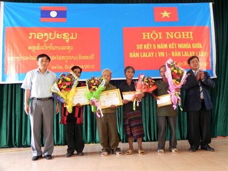 Quảng Trị: Sơ kết 5 năm thực hiện kết nghĩa dân cư bản La Lay (Việt Nam) và bản La Lay (Lào)