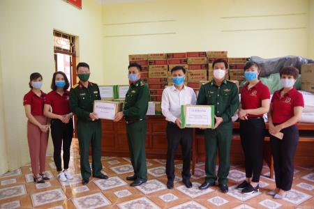 Bàn giao vật chất trị giá gần 250 triệu đồng ủng hộ BĐBP Lai Châu phòng, chống dịch Covid-19