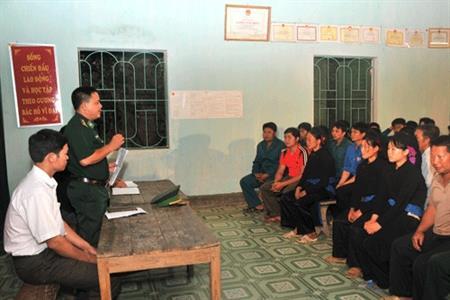CLB “Nụ cười Hà Nội” tặng quà cho học sinh dân tộc miền núi