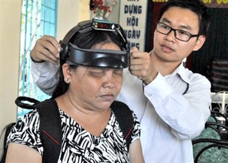 Tiến sĩ trẻ tạo “mắt thần” cho người khiếm thị