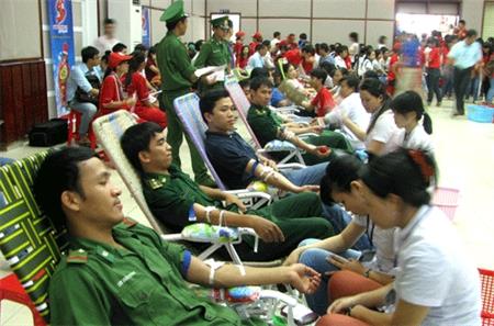 Hơn 1.000 người tham gia hiến máu cứu người